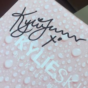 SIGNED BY Kylie Jenner PR Summer Body Box